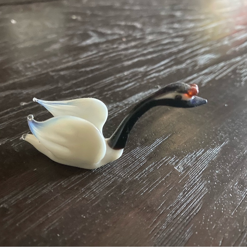 Blown glass swan miniature